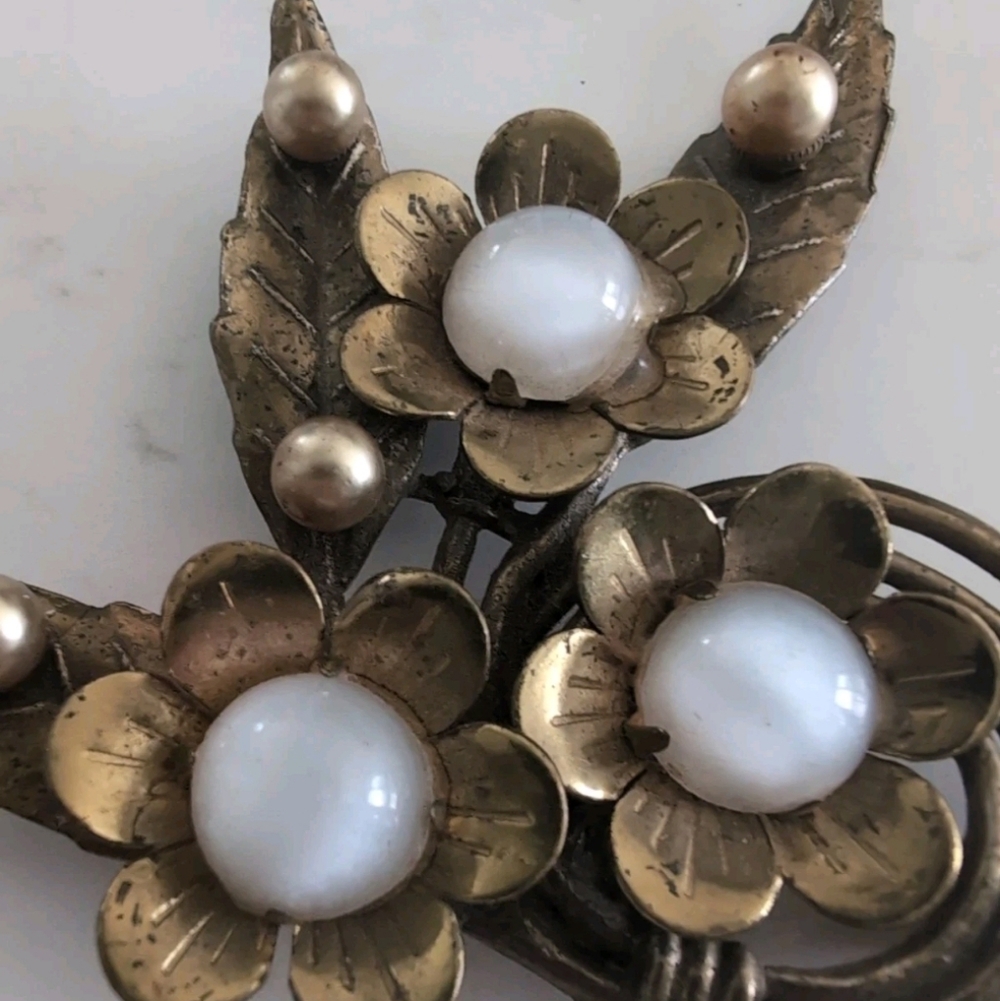 Vintage Gold Tone Floral Brooch Milk Glass Cabochon Faux Pearl Mid Century - Picture 6 of 6